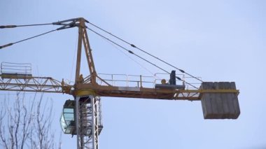 Yüksek binaların inşası için bir vinç işi.
