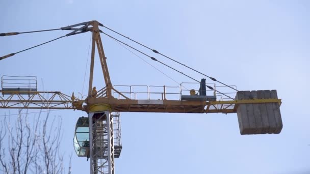 直升机飞越建筑工地上的起重机 — 图库视频影像