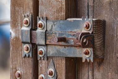 Antikayı taklit eden ahşap bir çit için doku donanımı