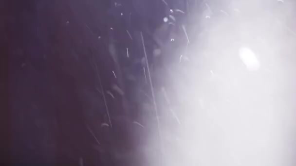 Τεχνητή Βροχή Στον Ήλιο Για Φόντο — Αρχείο Βίντεο