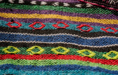 Ulusal Ukrayna desenlerinin dokusu nakış makinesiyle işlenmiş.