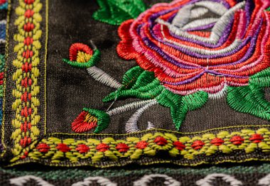 Ulusal Ukrayna desenlerinin dokusu nakış makinesiyle işlenmiş.