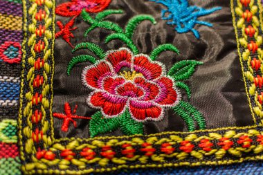 Ulusal Ukrayna desenlerinin dokusu nakış makinesiyle işlenmiş.