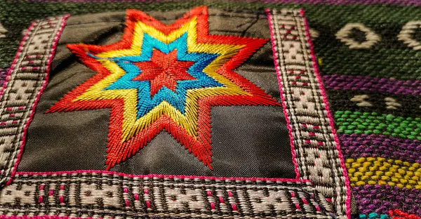 Ulusal Ukrayna desenlerinin dokusu nakış makinesiyle işlenmiş.