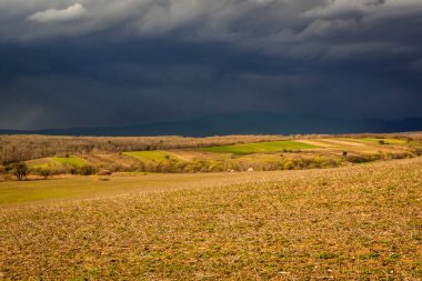 Fırtınadan önce dağların ilkbahar manzarası