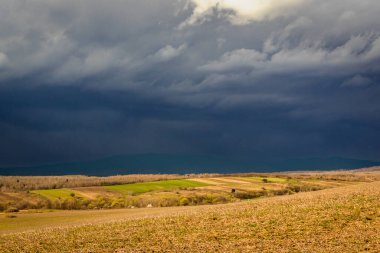 Fırtınadan önce dağların ilkbahar manzarası