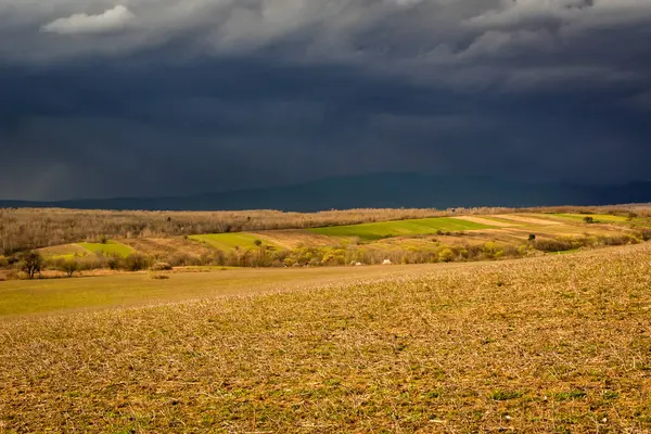 Fırtınadan önce dağların ilkbahar manzarası