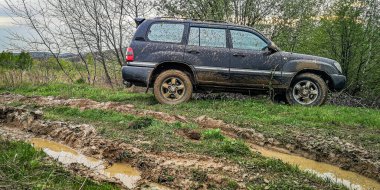 Bir off-road macerasından sonra baharda dağlarda SUV.