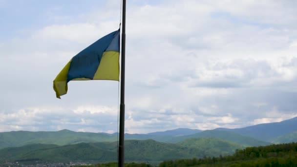 Bandera Ucraniana Media Asta Viento Sobre Fondo Las Montañas — Vídeos de Stock