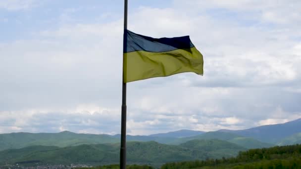 Bandeira Ucraniana Meia Equipe Vento Contra Fundo Das Montanhas — Vídeo de Stock