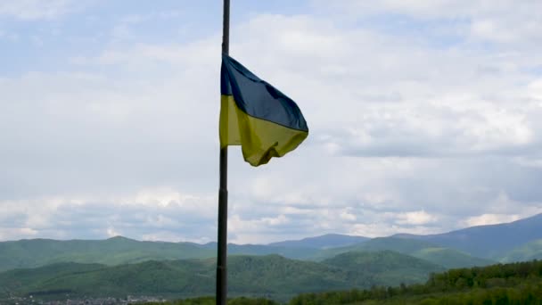 Ukrajinská Vlajka Půl Štábu Větru Pozadí Hor — Stock video