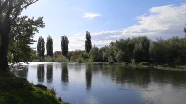 Kavak, kilise ve şatosu olan bir dağ nehir kıyısının hızlandırılmış manzarası