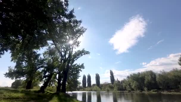 长有白杨 教堂和城堡的山地河岸的时滞景观 — 图库视频影像