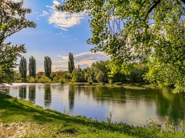 Kavak, kilise ve şatolu bir dağ nehrinin manzarası.