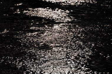 Bir dağ nehrinin yüzeyindeki ay yolu.