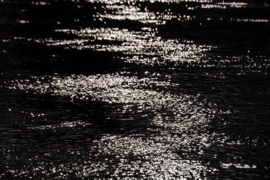 Bir dağ nehrinin yüzeyindeki ay yolu.