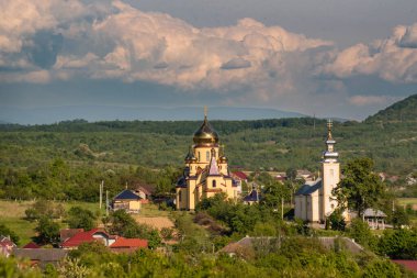 Uzaktaki kırsal kilisenin manzarası