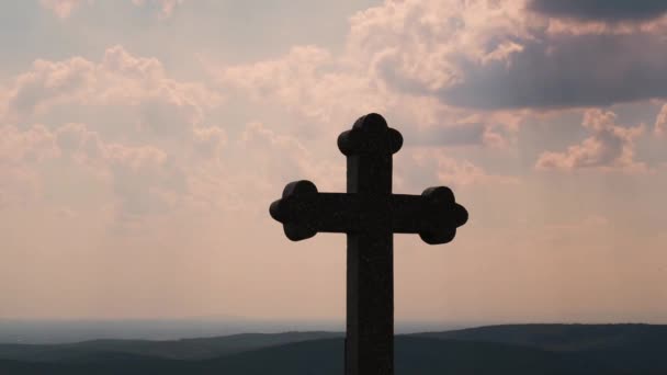 Timelapse Paisaje Con Una Cruz Adoración Pueblo Una Montaña — Vídeo de stock