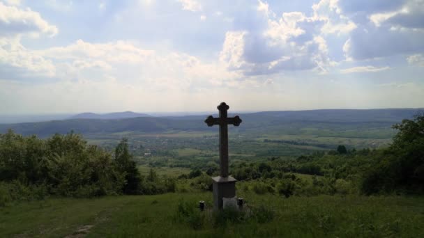 在山上的一个村庄里 经过了一个带有敬拜十字架的风景 — 图库视频影像