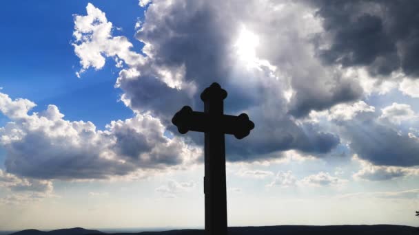 Paisaje Con Una Cruz Adoración Pueblo Montaña — Vídeo de stock
