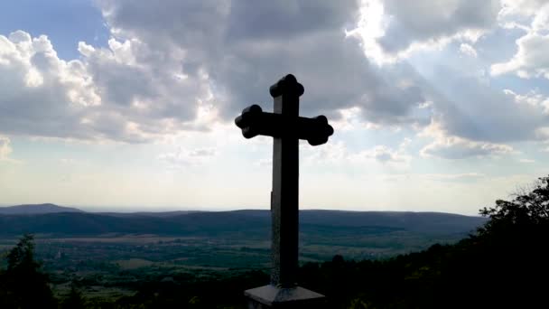 Paisagem Com Uma Cruz Adoração Uma Aldeia Montanha — Vídeo de Stock
