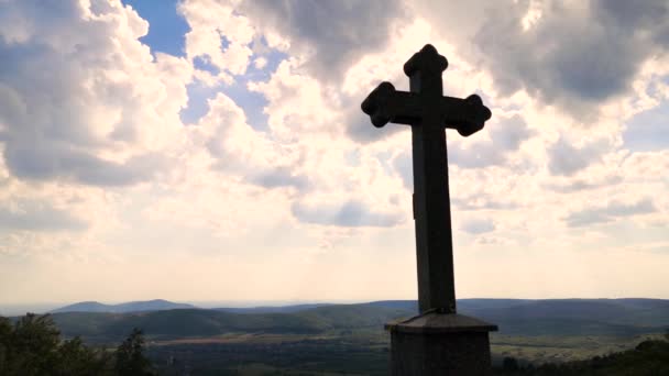 山の村で礼拝の十字架を持つ風景 — ストック動画