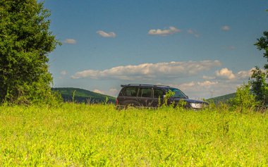 SUV dağlık arazide seyahat ediyor.