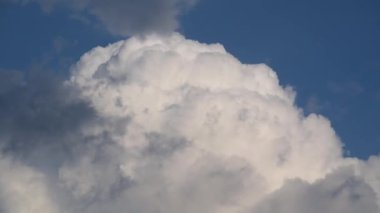 İlkbahar gökyüzünde gök gürültülü bulutların oluşumu