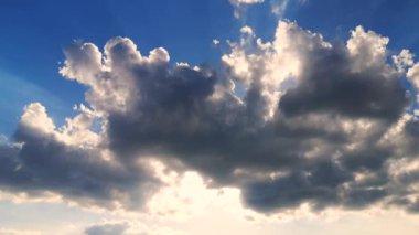 Gün batımında gökyüzünde gök gürültülü bulutlar