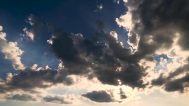 Gün batımında gökyüzünde gök gürültülü bulutlar