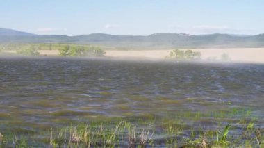 Rüzgarlı bir günde bir gölün manzarası