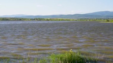 Rüzgarlı bir günde bir gölün manzarası