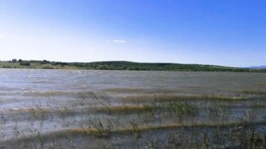 Rüzgarlı bir günde bir gölün manzarası