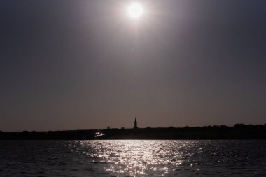 Karanlık bir anahtarla rüzgarlı bir günde bir gölün manzarası