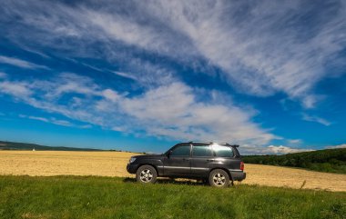 Karpatya bölgesinin kırsal kesimindeki bir arazide arazi aracı.