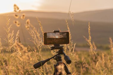 Akıllı telefon kullanarak günbatımında video çekimi