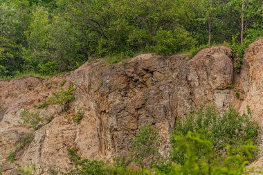 Eski bir taş ocağında taş dokusu