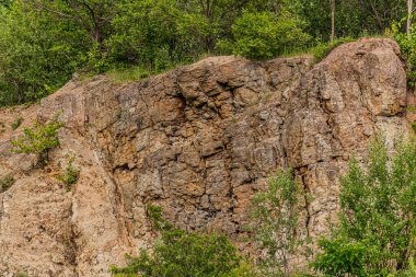 Eski bir taş ocağında taş dokusu