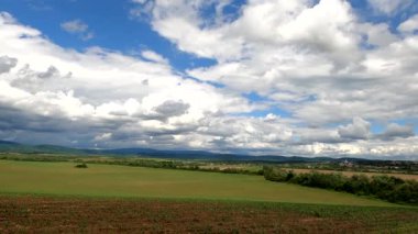 Karpat Dağları vadisindeki köyün bahar manzarası