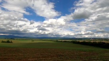 Kırsal dağlık bölgede yaz manzarasının zaman aşımına uğraması