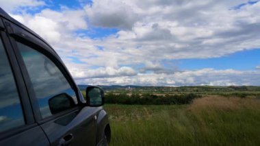 SUV yazın Karpatlar 'da seyahat eder.
