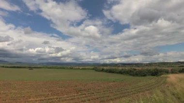 Kırsal dağlık bölgede yaz manzarasının zaman aşımına uğraması