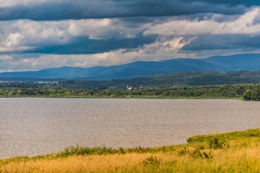 Rüzgarlı bir günde bir gölün manzarası