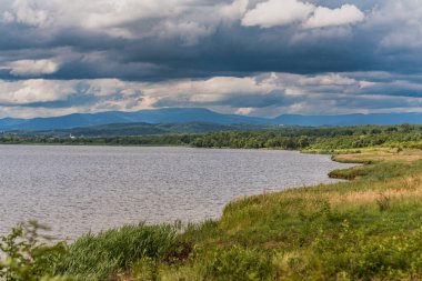 Rüzgarlı bir günde bir gölün manzarası