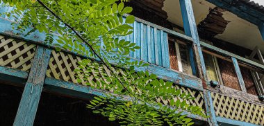 Terk edilmiş eski bir binanın dışı.