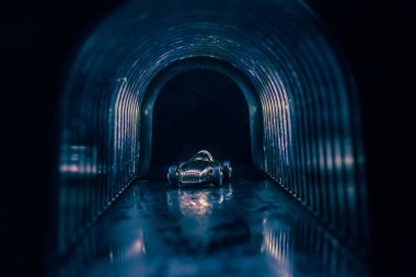 Dumanlı bir tünelde yarış arabası