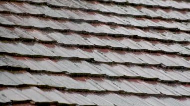 Yaz yağmuru kiremitli çatıya düşer