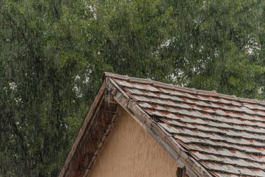 Yaz yağmuru kiremitli çatıya düşer