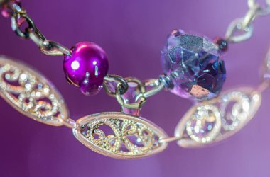 Arka planda taşlar olan mücevherlerin yakın plan görüntüsü