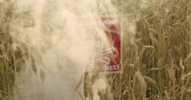 Ukrayna 'da tehlikeli mayın işaretleri ve buğday tarlasında İngilizce